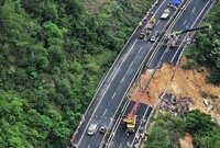 Nejméně 24 lidí zahynulo při propadu části dálnice na jihu Číny